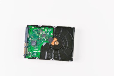 Beyaz arka plandaki sabit disk. Beyaz arka planda bilgisayar sabit diski. modası geçmiş veri deposu. Güvenilirlik ve güvenlik eksikliği.