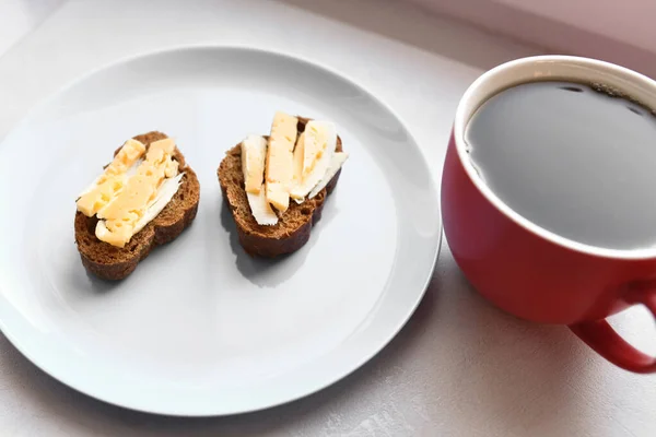 Sandwiches am Morgen mit Kaffee. Brot mit Käse und Butter. — Stockfoto