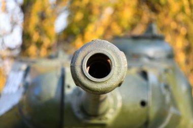 Yakından tankı olan bir fıçı. Paslı bir askeri tank silahının yakından çekimi, tank topu. Sovyet tanksavar tüfeğinin namlusu. Topçu tüfeği yakın çekim. Sığ alan derinliği.