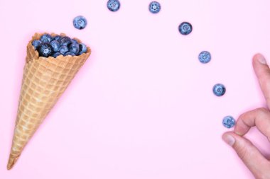 Böğürtlenli dondurma. Boynuzlu yabanmersini. Bir yazı için arka planda. El ve dondurma. En iyi vitamin konsepti. Yazıt için bir yer. Böğürtlen aşkı kavramı. 