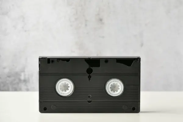 Videokazeta. Mediální pop kultura 80. let. nahrávání videa na světlém pozadí. Pohled shora. Velmi stará videokazeta — Stock fotografie