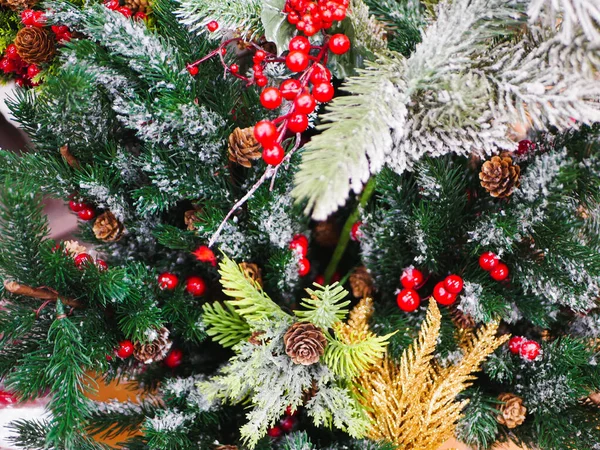 Weihnachtsdekoration aus Zapfen. mit Zapfen, Zimt, Nadeln, Nüssen und Fläschchen. farbenfroher Weihnachtsschmuck — Stockfoto