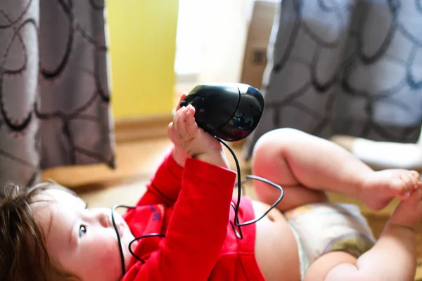 Kleines Kind, erste Schritte im Internet, ein Neugeborenes hält eine Maus aus dem Computer. Kind hält Maus — Stockfoto