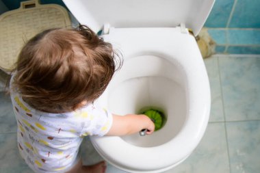 Bebek ve temizlik. Anneme temizlikte yardım et. Tuvalet ve bebek. Çocuğu tuvaleti kullanması için eğitiyorum..