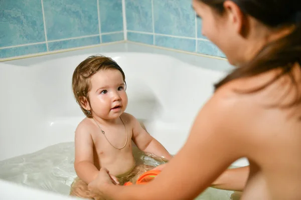Wspólne kąpiące się dziecko i mama. Mamuśki myją ręce w łazience. Symbol czystości i higieny edukacji. — Zdjęcie stockowe