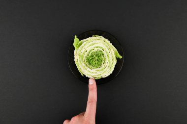 Siyah bir arka planda el çırpılmış lahana. Beyaz Pekin lahanası. Taze, diyet yeşil ve beyaz Pekin lahanasının daimi yöneticisi. - Kesik şeklinde olsun. Pekin lahanası hazır.