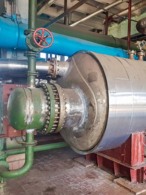 İçinde kimya fabrikası. Endüstriyel rafineri ya da kimyasal tesis için pnömatik akış kontrol vanası. Ekipman, kablolar ve boru hatları.