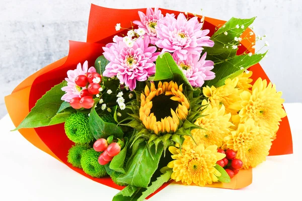 Boeket bloemen op een witte achtergrond. Bloem van een zonnebloem. Plaats voor een inscriptie. Gemakkelijk gesneden. Zicht van bovenaf. close-up. — Stockfoto