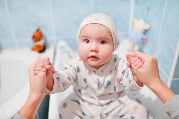 Baby bath, after bathing. in a hat. clean baby. mom holds — Stock Photo, Image