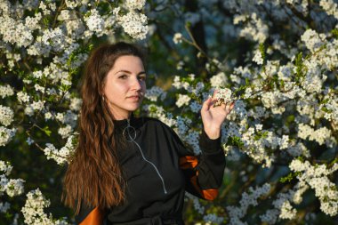 Brokoli ve hindi. Cam bir kasede. Fırının önünde tam göz önünde. Kızarmış tavuk, haşlanmış brokoli ve kızılcık.. 