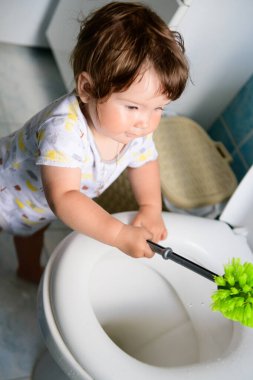 Bebek ve temizlik. Anneme temizlikte yardım et. Tuvalet ve bebek. Çocuğu tuvaleti kullanması için eğitiyorum..