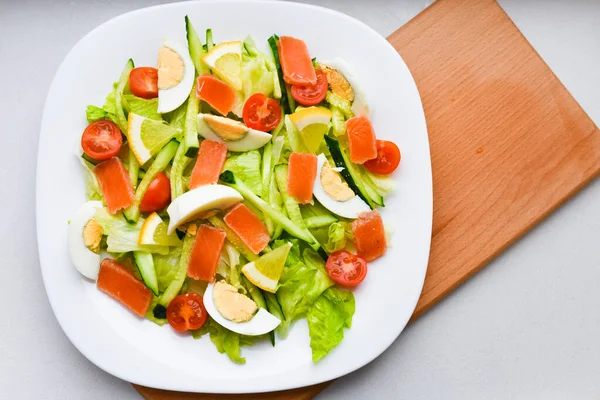 Ensalada de verduras. vista desde arriba. desayuno ligero. verduras saludables —  Fotos de Stock