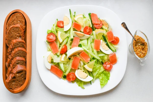 Ensalada de verduras. vista desde arriba. desayuno ligero. verduras saludables — Foto de Stock