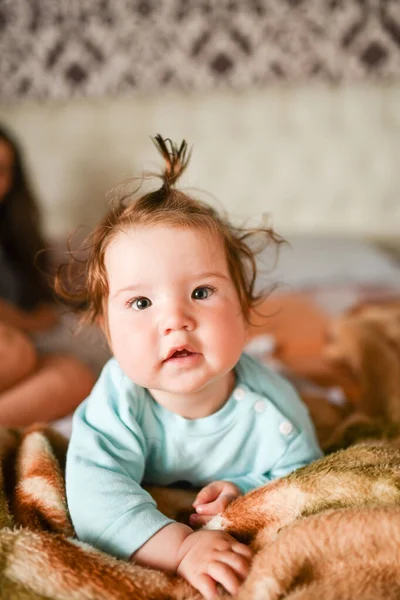 Yatakta bebek var. Tatlı bebek yalanları. Gülümseyen bebek. komik tarak — Stok fotoğraf