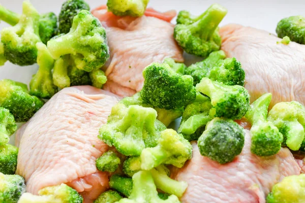 Brokkoli mit Truthahn. in einer Glasschüssel. in voller Sicht vor dem Ofen. gegrilltes Huhn mit gekochtem Brokkoli und Preiselbeeren. — Stockfoto