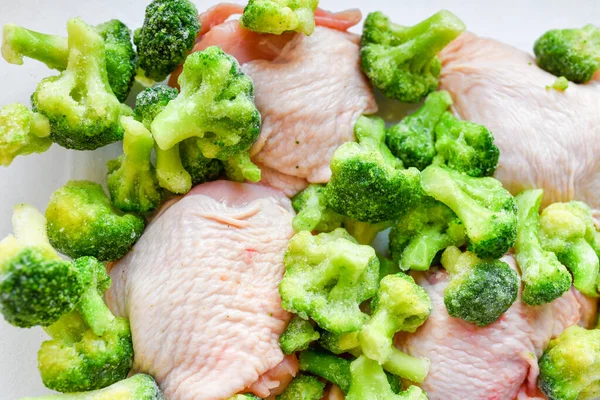 Brokkoli mit Truthahn. in einer Glasschüssel. in voller Sicht vor dem Ofen. gegrilltes Huhn mit gekochtem Brokkoli und Preiselbeeren. — Stockfoto