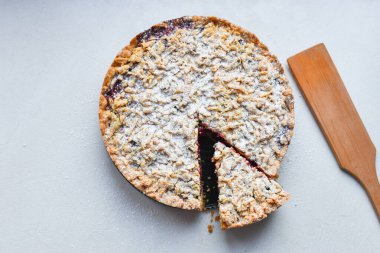 Kahvaltıda böğürtlen. Yukarıdan bak. Ev yapımı pişirme.