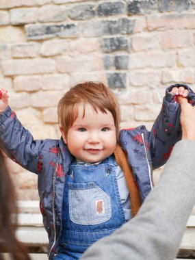 Anne çocuğun elini kaldırır. Mutlu Anne Bebekle Oynuyor.