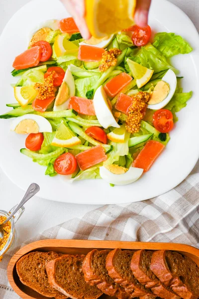 Insalata di verdure. Insalata di melanzane al forno e pomodori freschi. Vista dall'alto. prodotti naturali — Foto Stock