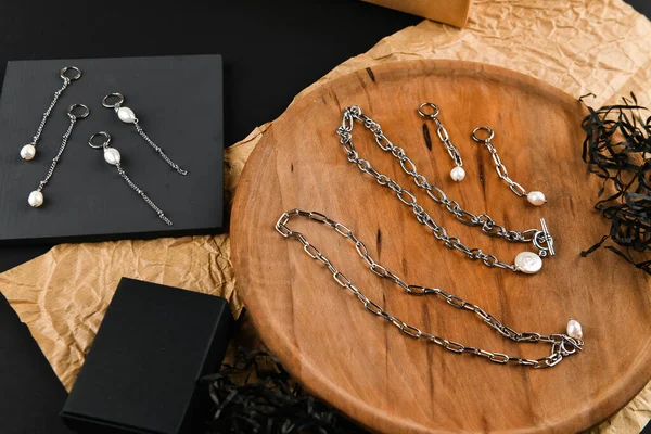 Bijoux en argent pour filles. Vue d'en haut. Travail manuel. Disposition des bijoux. Flatlay. Cadeaux pour femmes. Shopping pour bijoux . — Photo