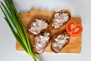 Soğanlı ve domatesli sandviç. Çöreğe bulaşmış yağlı fırın. Ukrayna yemekleri