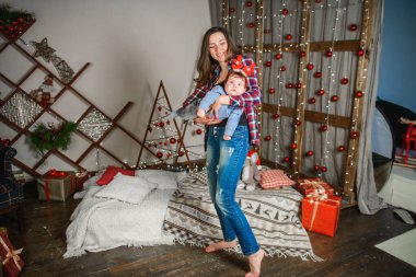 Noel ve anne konsepti. Noel ve insan kavramı - hediyeler ile anne ve bebek. Noel geçmişiyle. sıcak noel.