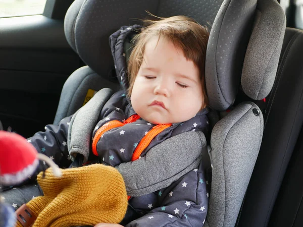 Мальчик спит на автокресле. Безопасное вождение для ребенка. Ребенок в возрасте 0-1 года спит в автокресле — стоковое фото