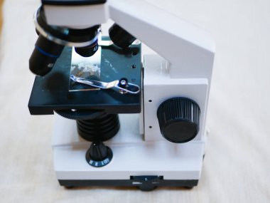Tıbbi mikroskop. Geniş bir manzara. Siyah ve beyaz. Laboratuvarda mikroskop stereo göz merceği var.. 