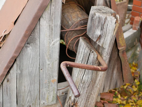 Övergiven väl. Gamla trasiga brunnar. närbild. rostig. — Stockfoto