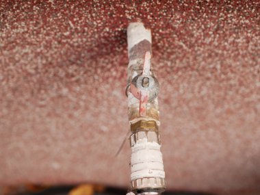 Dış hortum. Sokakta musluk var. Site sulanıyor. Açık deniz