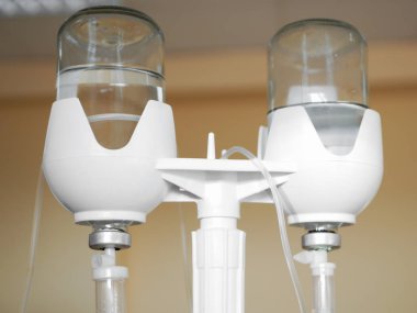 Salinli damlatıcı. Düşürücü ve solüsyonlu sistem, yakın plan. Postoperatif düşürücü