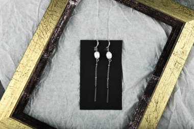 Gümüş küpeler. El işi. Gümüş çerçeveli bir küpe ve incinin anası sıradışı bir inci..