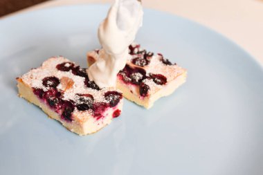 Çilekli süzme peynir turtası. Kaşıkla yemek. Yukarıdan görünüm. 