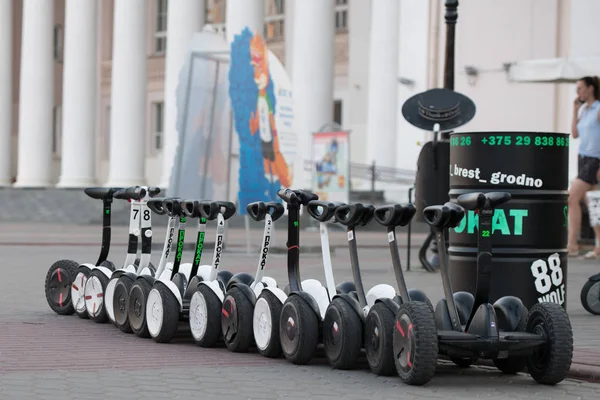 Segway kölcsönző. a lehetőséget, hogy tegyen egy kört a parkban az elektromos közlekedés — Stock Fotó