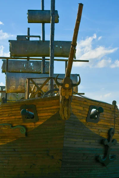 Houten oud schip. tegen de blauwe lucht. piratenschip — Stockfoto