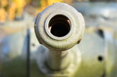 Yakından tankı olan bir fıçı. Paslı bir askeri tank silahının yakından çekimi, tank topu. Sovyet tanksavar tüfeğinin namlusu. Topçu tüfeği yakın çekim. Sığ alan derinliği.