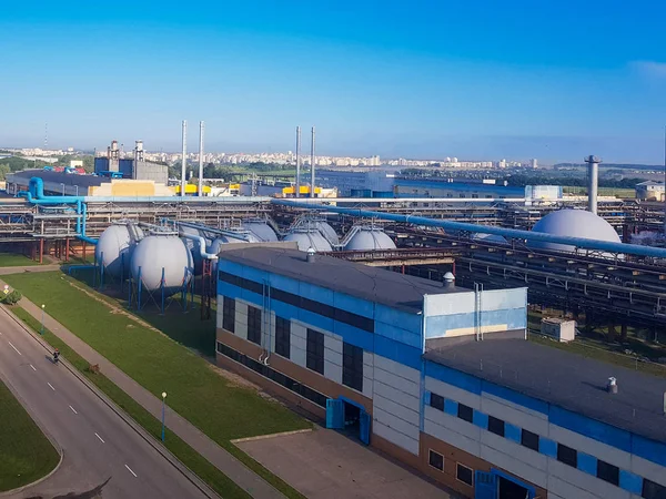 Chemiefabrik. große chemische Anlage. Vogelperspektive. Ausrüstung für eine petrochemische Anlage. Anlage zur Verschmutzung der Natur. Dämpfe in der Luft. Schädliche Chemie — Stockfoto