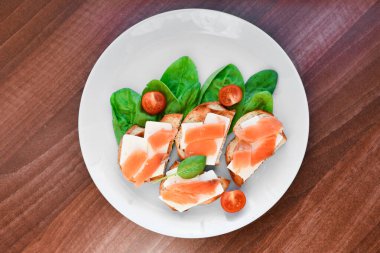 Bitki ve domatesli kırmızı balık. Yukarıdan bak. Ev yapımı sandviçler. Kahvaltı.