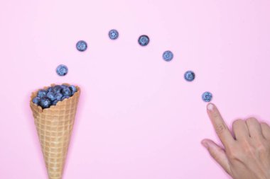 Böğürtlenli dondurma. Boynuzlu yabanmersini. Bir yazı için arka planda. El ve dondurma. En iyi vitamin konsepti. Yazıt için bir yer. Böğürtlen aşkı kavramı. 