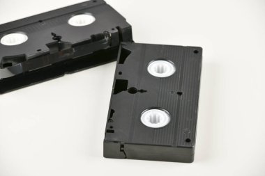 Video kaset. Beyaz arka planda eski bir video kaset. Retro