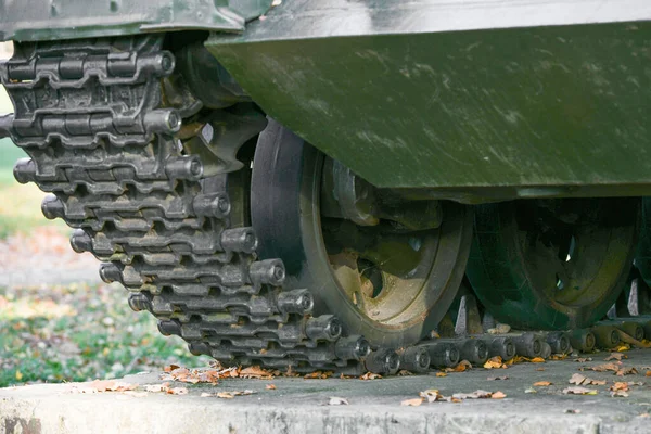 Gąsienice cysterny z bliska. Żelazne gąsienice wojskowego ciężkiego czołgu. Żelazne gąsienice i koła wojskowego ciężkiego czołgu. — Zdjęcie stockowe