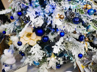 Oyuncaklarla süslenmiş beyaz Noel ağacı. Noel ve Yeni Yıl hediyeler ve yeni yıl ağacı ile süslenmiştir. 