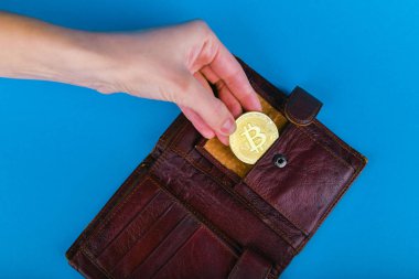 Bitcoin hırsızlığı konsepti. El, cüzdandan bitcoin çalar. Yazmak için yer.