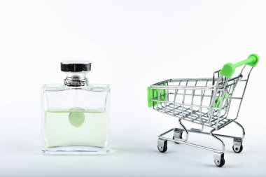 Parfüm dükkanları konsepti. Kadın alışveriş konsepti. hediye parfümü.