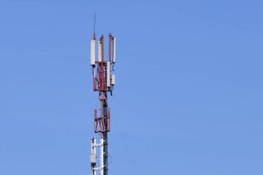 Dijital telefon anteni. Mavi arka planda Gsm kulesi. 5g 4g