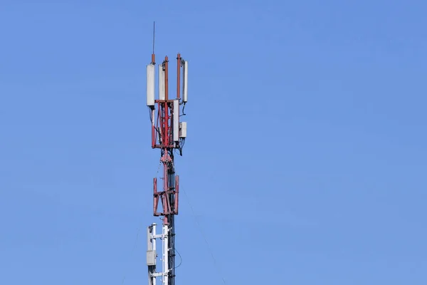 Antena de telefone digital. Torre GSM sobre fundo azul. 5g 4g — Fotografia de Stock