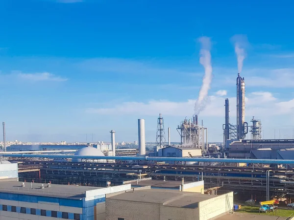 Planta química. Grande planta química. Olho de pássaro. Equipamento para uma central petroquímica. Instalação para a poluição da natureza. Vapores no ar. Química nociva — Fotografia de Stock