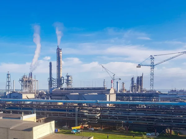 Planta química. Grande planta química. Olho de pássaro. Equipamento para uma central petroquímica. Instalação para a poluição da natureza. Vapores no ar. Química nociva — Fotografia de Stock