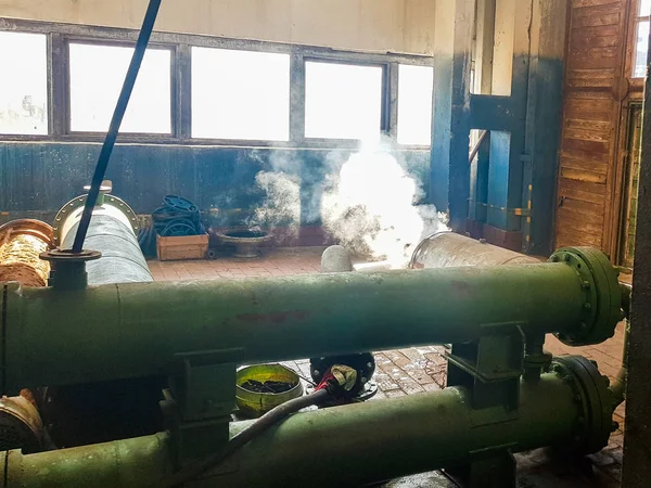 Abur din ţeavă. sub presiunea producţiei. defalcarea fabricii. scurgeri de gaz. Scurgerea aburului în gazoductul termic interior gaz industrial cu o mulțime de conducte. Conducte de supapă de abur în fabrică — Fotografie, imagine de stoc