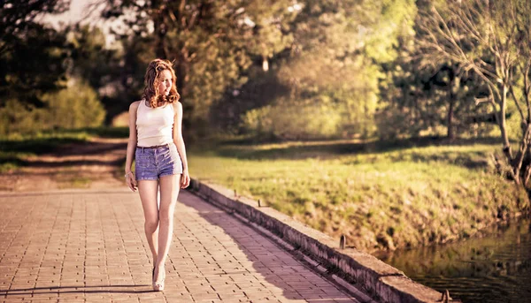 Chica pelirroja. Retrato de la joven pelirroja tierna joven con la piel pecosa sana vistiendo top blanco mirando a la cámara con expresión seria o pensativa. Modelo de mujer caucásica con posin de pelo de jengibre —  Fotos de Stock